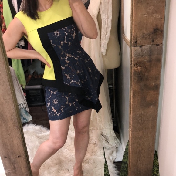 BCBGMAXAZRIA Alessandra dress size 6 lace and color blocking detail - Picture 4 of 10